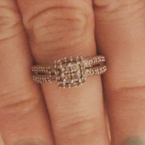 14-karat white gold diamond engagement ring